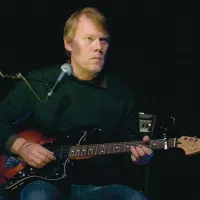Ob izteku koncerta se je na odru oglasil še Chris Eckman 