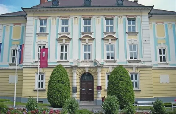 Občina Postojna toži občinska svetnika Iztoka Podbregarja in Uroša Petohleba, ker sta leta 2010 opozarjala na nepravilnosti pri gradnji širokopasovnega omrežja, ko je bilo na javnem razpisu septembra 2008 izbrano  podjetje Valtel 