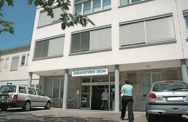 Direktor Zdravstvenega doma Nova Gorica Marjan Pintar je danes povedal, da bi brez plačila tretje četrtine odprave plačnih nesorazmerij imeli 700.000 evrov dobička, ki bi ga vložili v nove investicije, tako pa ga je 400.000 evrov manj