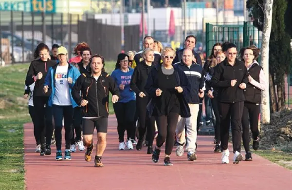   Tako se v družbi na koprski Bonifiki na tek pripravlja vodja Istrskega  maratona Mojmir Kovač (v kratkih hlačah). Prvo preizkušnjo bo imel že to nedeljo, ko organizira že deseti tek na deset kilometrov Povežimo soline.  