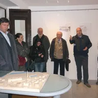 Župan Igor Kolenc si je z zanimanjem  ogledal najnovejšo  maketo Argoline. V  prostorih Društva Izolanov v Ljubljanski ulici bo skupaj z drugim gradivom  na ogled še dva tedna.