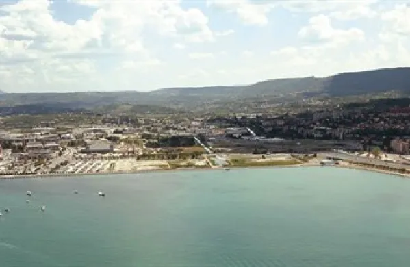  Na tem območju so načrtovali prestižno plažo, marino in dva stolpa, vendar je stanje danes še vedno nespremenjeno 