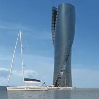 Stolp so po dubajskem vzoru na željo koprskega župana Borisa Popoviča narisali španski arhitekti. Stal naj bi sredi zaliva, koliko so za projekt plačali, pa na občini niso razkrili.