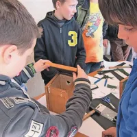 Učenci so ob letošnjem gregorjevem izdelali in namestili deset lesenih ptičjih gnezdilnic