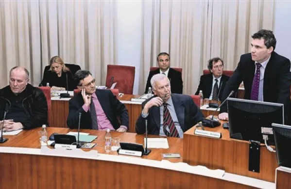 Izredno sejo so pomagali voditi odvetniki. V  ospredju Aleksij Mužina, v ozadju (z leve) Monika Mavsar in Janez Starman (Marinvestov pooblaščenec).  