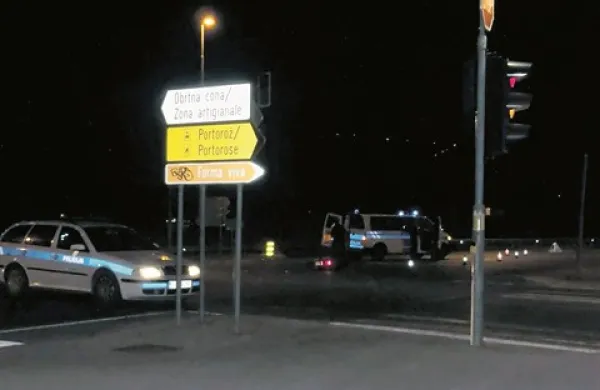 Včeraj ob 20.45 je 47-letni voznik osebnega avtomobila iz okolice Izole v križišču v Luciji izsilil prednost 18-letnemu motoristu iz Sečovelj, ki je v prometni nesreči skupil hude poškodbe