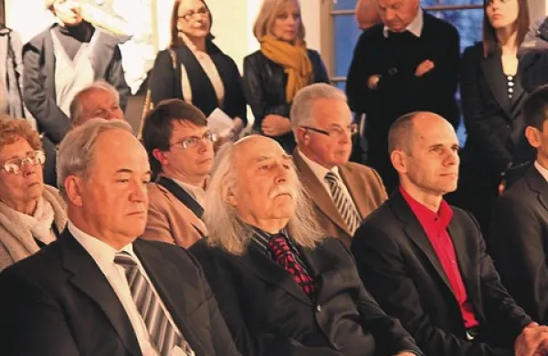 Jože Spacal med  ministrom za kulturo Urošem Grilcem in predstavnikom ljubljanskega gradu Stanetom Miklavcem 