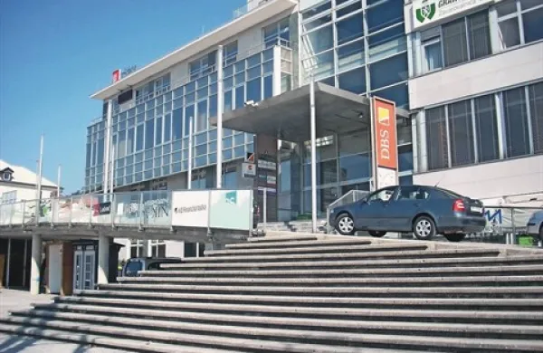 Neznani ropar je s plenom zbežal iz Deželne banke in se izgubil po postojnskih ulicah