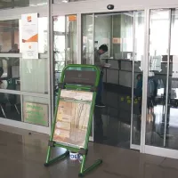 Kriminalisti in kriminalistični tehniki so v notranjosti poslovalnice iskali sledi, ki bi jih lahko za seboj pustil ropar