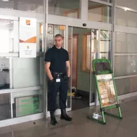 Po ropu je pred bančnimi vrati stal varnostnik