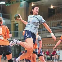Tina Rojc (z žogo, najboljša strelka dvoboja) je večkrat prebila koprsko obrambo