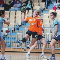 Veronika Leški (z žogo) je ob organiziranju koprske igre dosegla še šest zadetkov