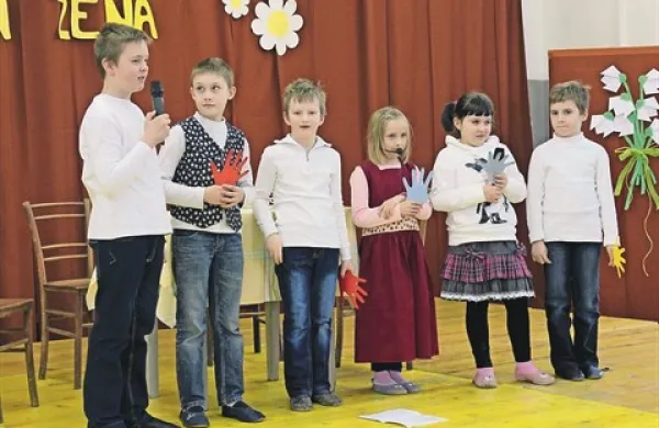 Otroci iz Vremske doline so  krajanom pripravili pester predpraznični večer