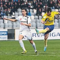 Goran Galešić (v rumenem dresu) je ukradel žogo Amirju Bilaliju in  povedel koprsko moštvo v vodstvo z 1:0
