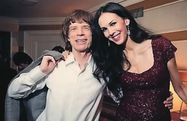 Modna oblikovalka L'Wren Scott naj bi se v svojem stanovanju na Manhattnu s šalom obesila na kljuki od vrat