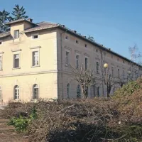 Stare vojašnice v Postojni do nadaljnjega ostajajo prepuščene propadanju. V teh dneh (na fotografiji) pa  služijo tudi za odlaganje odpadnega vejevja po žledolomu.