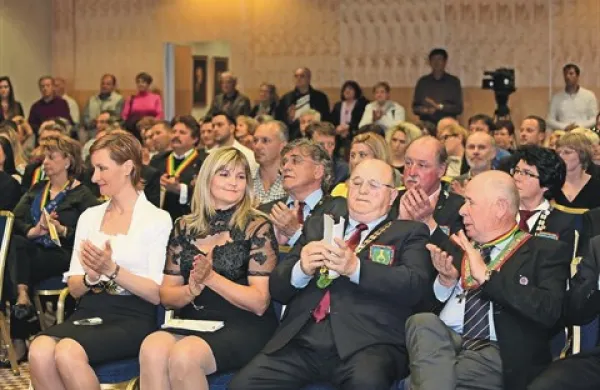 Na otvoritvi festivala so Ingrid Mahnič, predsednici Društva vinogradnikov slovenske Istre (druga z leve) v prvi vrsti delali družbo Maja Križmančič, gostiteljica v LifeClassovem kongresnem centru ter konzula omizij slovenskega in evropskega reda