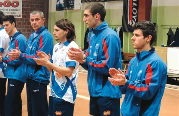 Balinarji Hrasta (z desne) Anže Petrič, Marko Švara, Primož Markočič,  Peter Ravbar in Nejc Žerjal  so po finalni tekmi zaploskali Škofjeločanom
