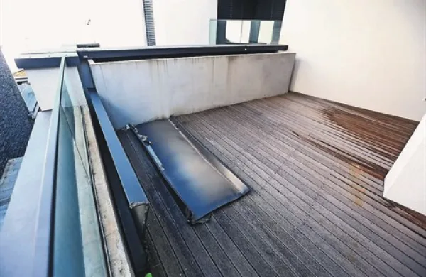 Leseni podi na balkonih in terasah so povsem dotrajani, ponekod je že odstopila tudi -  očitno  cenena - kovinska oprema   