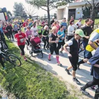 Pri teku Povežimo soline ni tako pomembno tekmovanje kot  sodelovanje in druženje. Med udeleženci je tako kar nekaj pohodnikov, kolesarjev, pa tudi mladih staršev z otroki v vozičkih.   