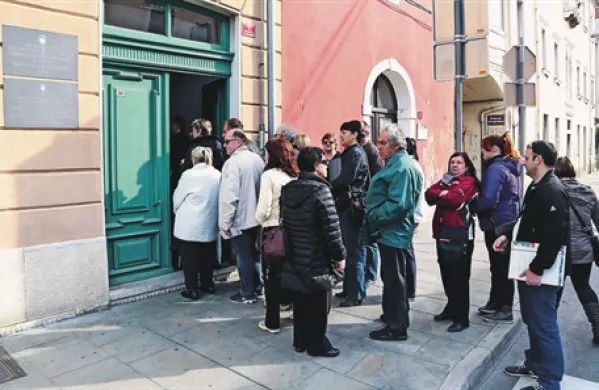 Vrsta pred koprsko pisarno Gursa se je raztegnila na ulico