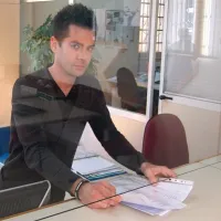 Jaka Urbanc: “Po osmih in več urah dela s strankami nas čaka še vnašanje podatkov v baze ... Zadnje tedne je res naporno.”