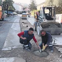 Menjava starih in dotrajanih cevi v Ulici  II. prekomorske brigade v Kopru povzroča bližnjim stanovalcem tudi nekaj težav, predvsem s parkiranjem. Menijo, da bi jih morali natančneje seznaniti s tem, do kdaj bo trajala zapora in kako bo urejen promet.