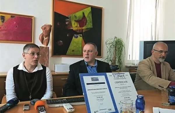 V Zdravstvenem domu Nova Gorica so začeli izobraževati t. i. posredovalce, ki bodo lahko posamezniku z nenadnim zastojem srca ali dihanja pomagali do prihoda reševalcev