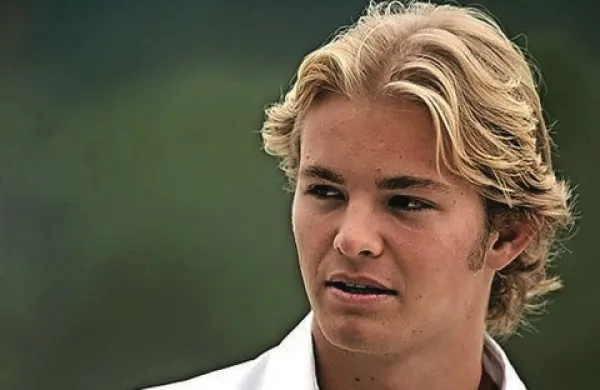 Na prvi letošnji dirki sezone formule 1 v Melbournu je zmagal Nemec Nico Rosberg z Mercedesom