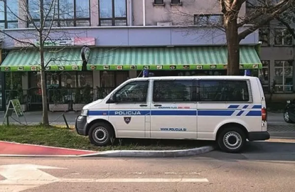 Preiskovalci Nacionalnega preiskovalnega urada in gorenjski kriminalisti danes končujejo kriminalistične preiskave, v katerih izvajajo 60 hišnih preiskav zaradi sumov kaznivih dejanj s področja prepovedanih drog in orožja ter goljufije. Tudi v Novi