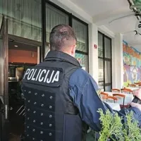 Preiskovalci Nacionalnega preiskovalnega urada in gorenjski kriminalisti danes zaključujejo kriminalistične preiskave, v katerih izvajajo 60 hišnih preiskav zaradi sumov kaznivih dejanj s področja prepovedanih drog in orožja ter goljufije