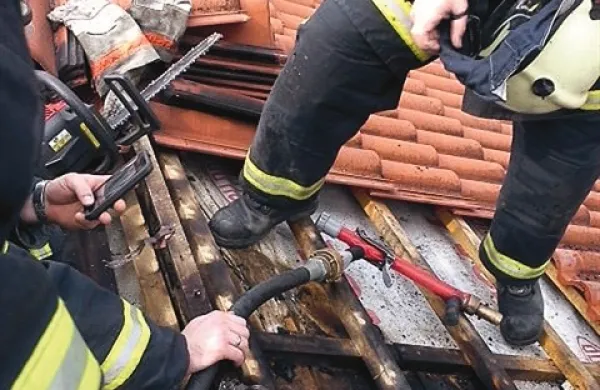 Pogasili plamene na strehi in v leseni baraki