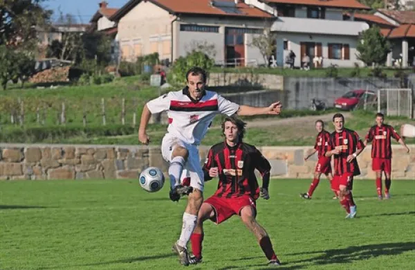 Nogometaši Brd (v temnejših dresih) so se prek Tolmina prebili v finale pokala MNZ Nova Gorica