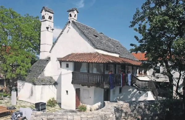Naša prva svetovno znana igralka Ida Kravanja - Ita Rina je odraščala v Divači. Njena rojstna hiša je ohranila staro  podobo, v notranjosti pa je zaživel muzej filmske umetnosti. 