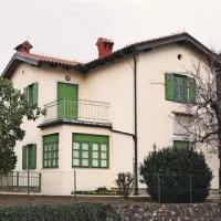 Tudi dom Srečka Kosovela v Tomaju je po obnovi, ki jo je izpeljala sežanska občina, lastnica hiše, ohranil prvotno (slabih  sto let) staro podobo in opremo Kosovelove družine