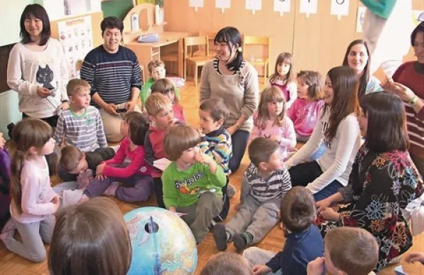 Pet japonskih študentov predšolske vzgoje in pedagoške smeri se je včeraj pridružilo skupini Kapljice v Vrtcu Postojna pod vodstvom vzgojiteljice Mojce Antončič in njene pomočnice Daše Bucik