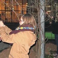 In tako so sinoči mladi obesili drobne ptice z verzi po Sežani 