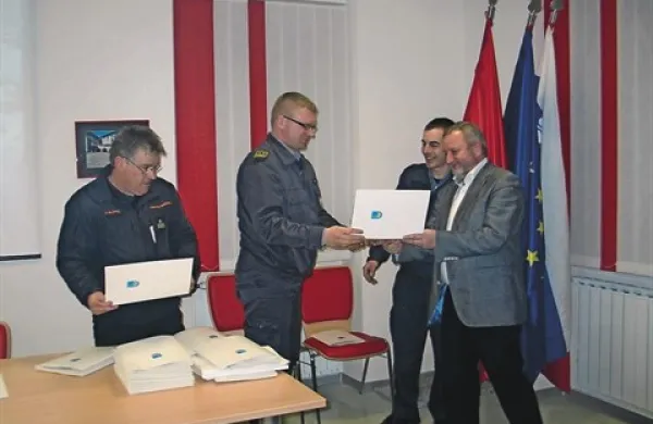 Župan Emil Rojc (desno) izroča zahvalno listino Robertu Škrlju, na fotografiji sta še Janko Slavec (levo) in Denis Slavec