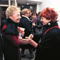 Čestitke avtorici  so se vrstile ves večer: Nataši Segulin (levo) sta čestitala tudi nekdanja ministrica za kulturo Majda Širca ...  