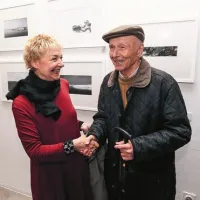 Nataši Segulin je roko stisnil tudi  Dušan Fortič, prvi direktor 
TV Koper-Capodistria