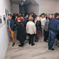 Koprska galerija Meduza je bila v petek premajhna za vse, ki so prišli na odprtje razstave
