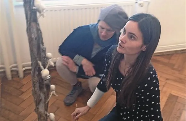 Ana Kranjc pri postavitvi kiparskih del v galeriji ZDSLU v Ljubljani 