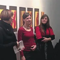 Nataša Kovšca, Tea Curk Sorta in Nika Šimac na odprtju razstave v galeriji ZDSLU v Ljubljani 