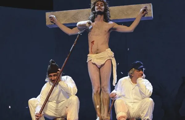 Tesarska vajenca Coki (Radoš Bolčina) in Ize (Iztok Mlakar) med barvanjem Kristusa (Matija Rupel)