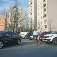 Najbrž bi le zapornice uredile  parkiranje ob blokih