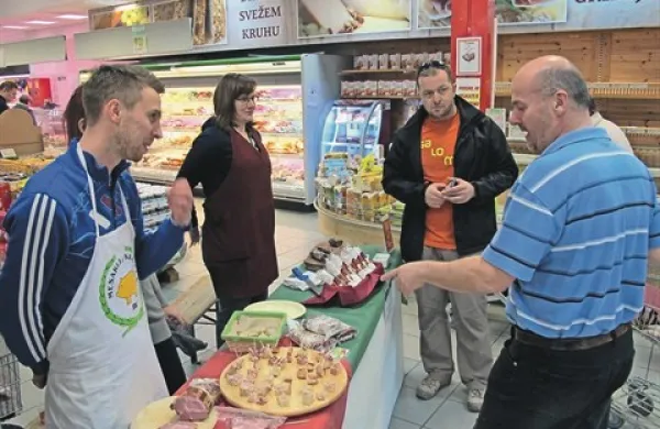 Na dnevu odprtih vrat koprske Agrarie je svoje suhomesnate izdelke predstavila  mesarija Kragelj iz Sel pri Volčah na Tolminskem