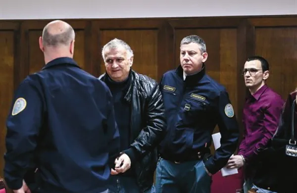 Marko Markovič (drugi z leve) je zajokal, ko je v sodni dvorani zagledal bivšo partnerko. S Kosto Aleksandrovom (prvi z desne) sta imela  včeraj na nogah ves čas verige.