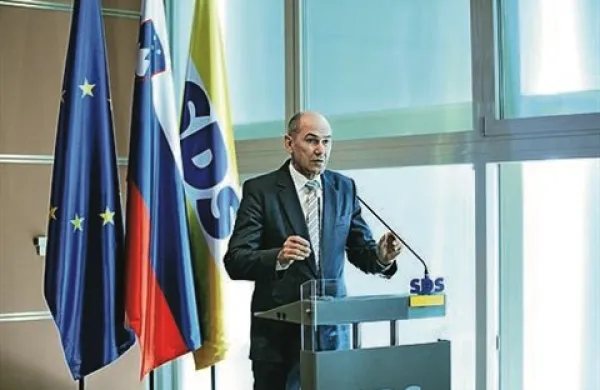 Podpis pod zahtevo za referendum proti noveli zakona o arhivih je danes na Upravni enoti Bežigrad overil in oddal tudi predsednik SDS Janeza Janša