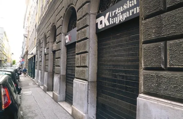 Društvo slovenskih pisateljev je na premierko Alenko Bratušek, ministra za kulturo Uroša Grilca in ministra za Slovence v zamejstvu in po svetu Gorazda Žmavca naslovilo pismo, v katerem nasprotuje zaprtju slovenske knjigarne v Trstu, pri čemer se
