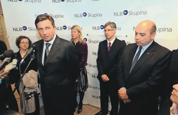 Marca leta 2010 je bilo na odprtju podružnice NLB na Opčinah kar najbolj slovesno, odprl jo je takratni premier Borut Pahor, pozdravil pa tudi takratni tržaški župan Roberto Dippiazza  